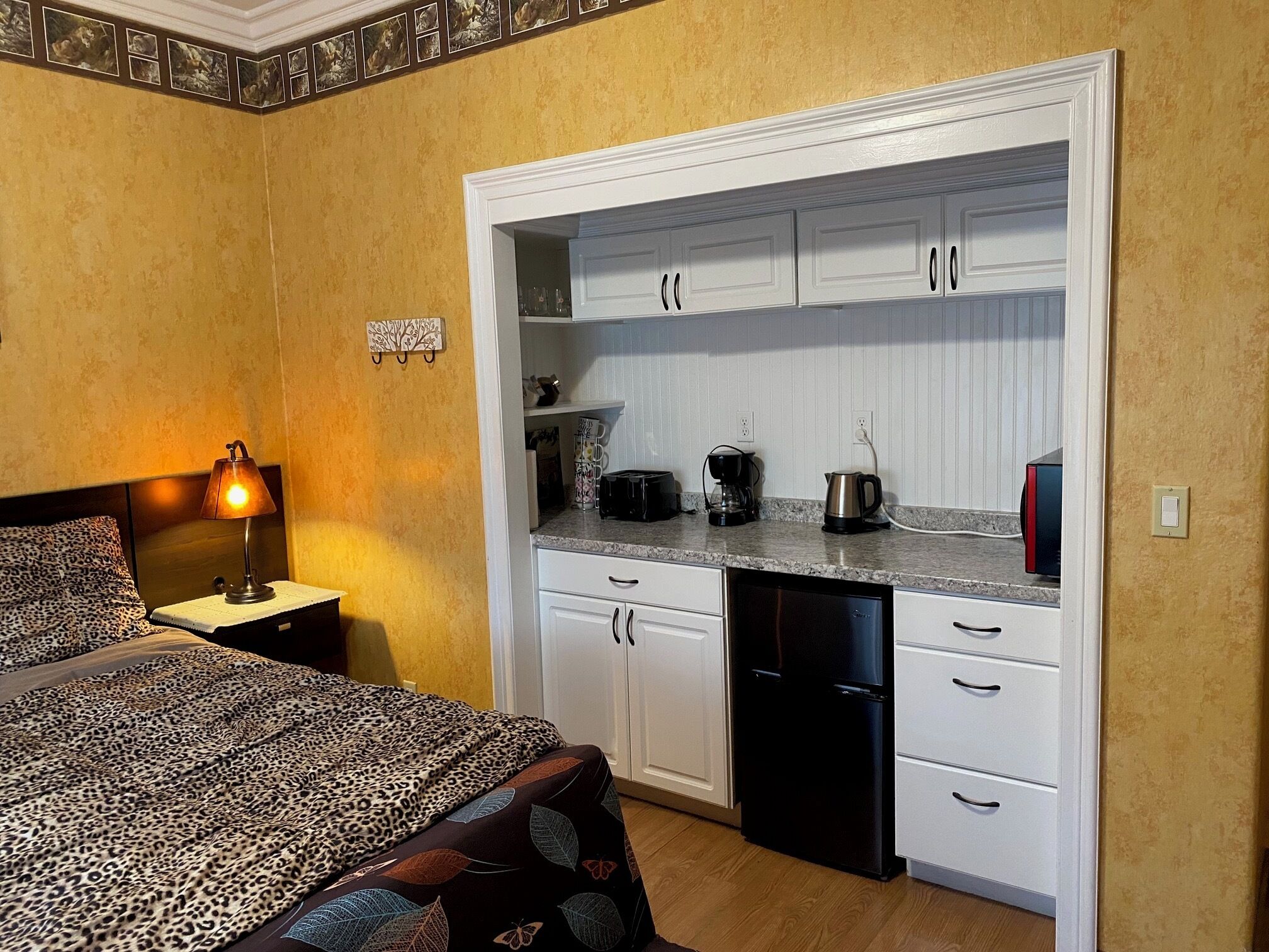 3 habitaciones, escritorio, tabla de planchar con plancha y wifi gratis 