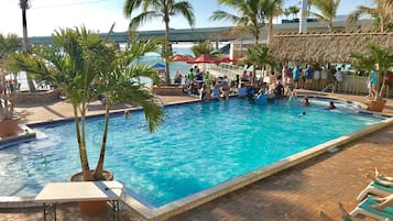 Utomhuspool och uppvÀrmd pool