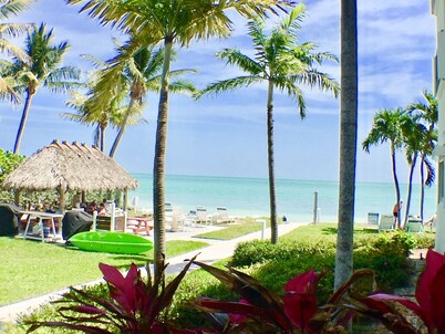 Private Tropical Beach White Sand-No Stairs-King Bed-Heated Pool- Superfast WiFi