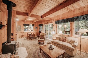 DVD player - 32MBR - BBQ - Pets Ok - Wood Stove - Sleeps 7 by RedAwning (Glacier)