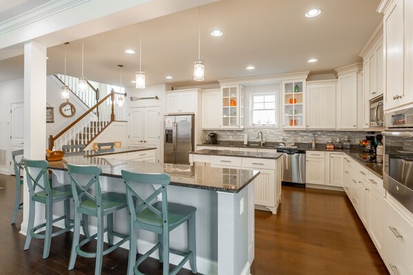 Fridge, microwave, oven, stovetop - Rehoboth Beach or Dewey Beach Clean/Airy 5BR Home Sleeps 14 (Rehoboth Beach)