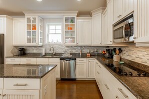 Fridge, microwave, oven, stovetop - Rehoboth Beach or Dewey Beach Clean/Airy 5BR Home Sleeps 14 (Rehoboth Beach)