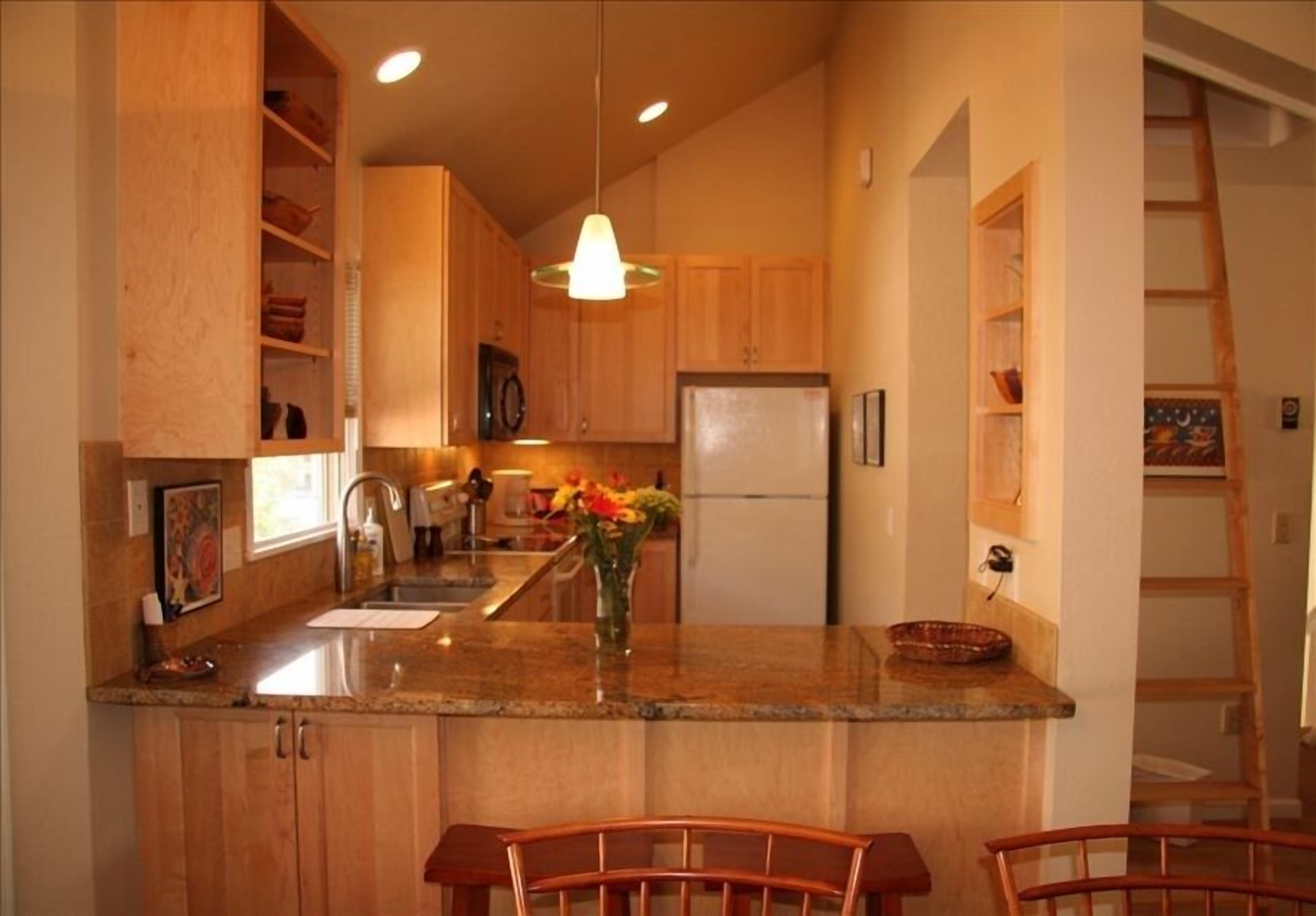 Downtown C B, Contemporary, Sunny 2BR, Stunning Views