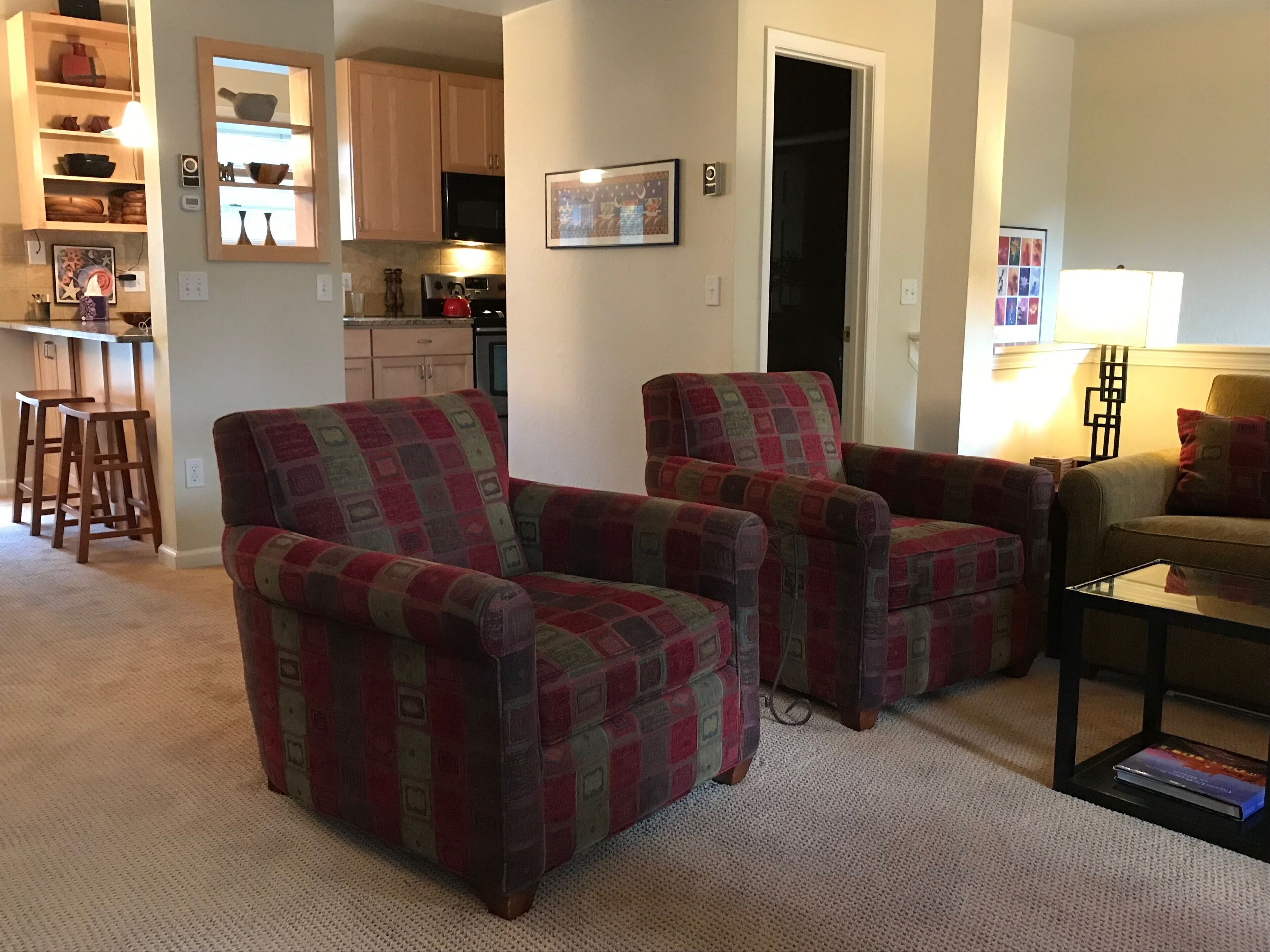 Downtown C B, Contemporary, Sunny 2BR, Stunning Views