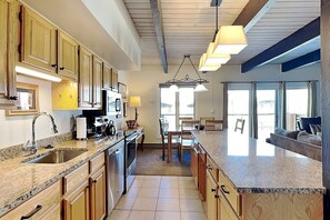 Jääkaappi, mikroaaltouuni, uuni, liesi