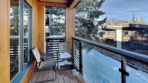A balcony with a wooden floor, metal railing, and a view of snow-covered mountains. - 🌲Timberline D2A Standard 3-Bedroom ~Hot Tub~Pool~WiFi~Ski-in/out~Local Shuttle🌲 (Snowmass Village)