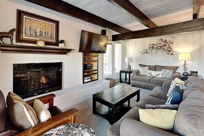 Televisio, takka, DVD-soitin, videokirjasto