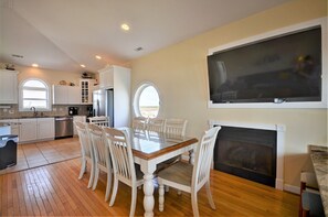 Dining - Five Bedroom Oceanfront Home - Just Chilln (North Topsail Beach)