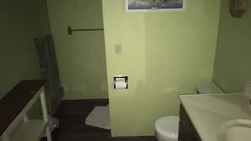 Douche, sèche-cheveux, serviettes fournies, savon