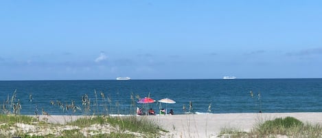 Sur la plage, serviettes de plage