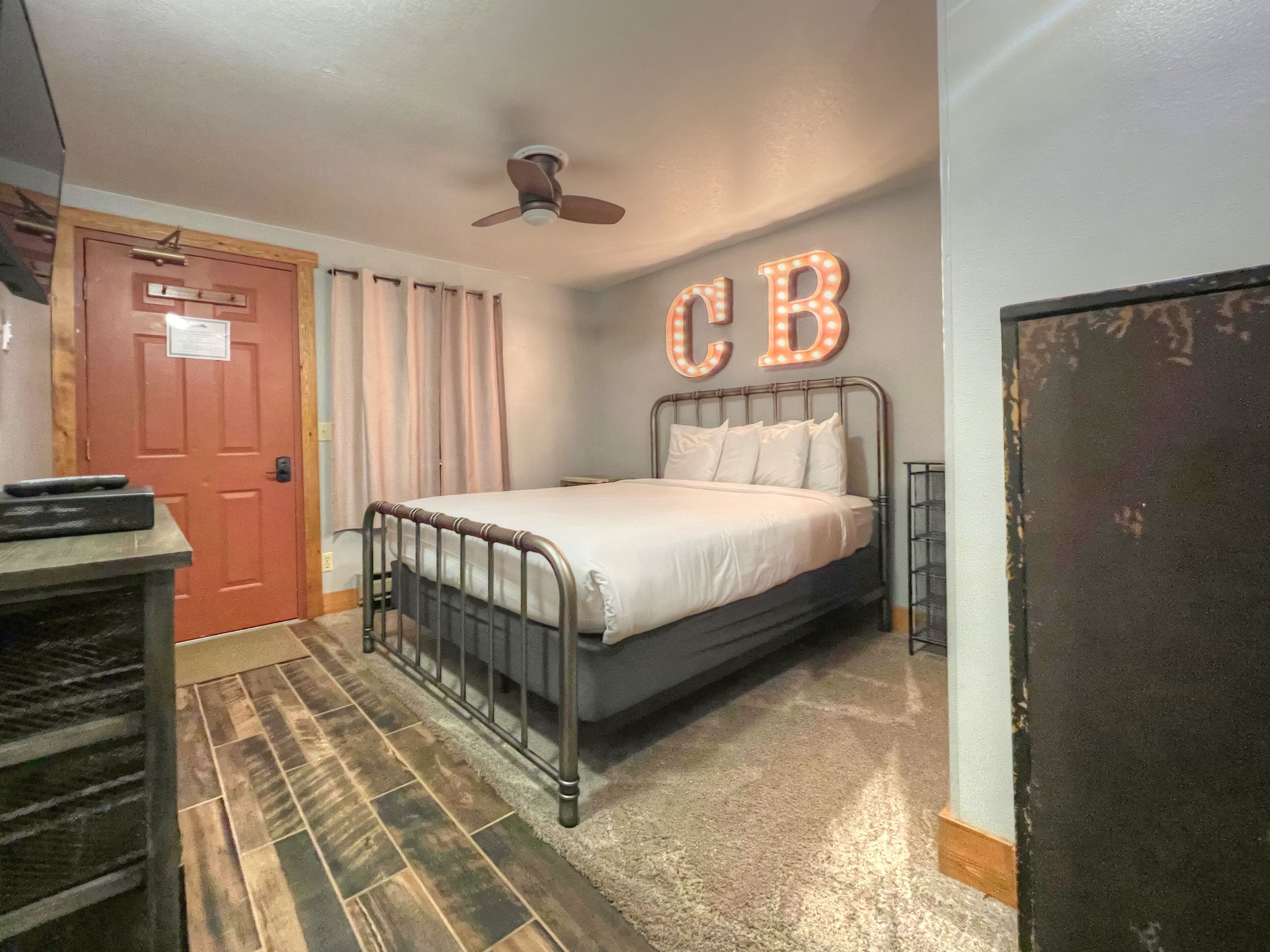 Adorably Renovated! Game Room, On Shuttle Route!