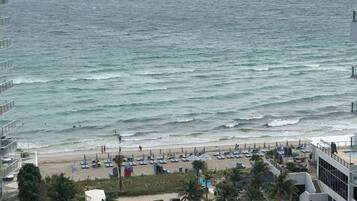 En la playa, camastros y toallas de playa