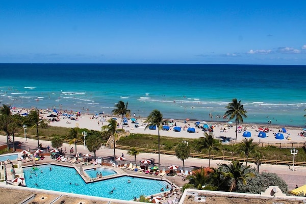 På stranden, solsenger og strandhåndklær