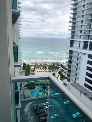 Property grounds - Breathtaking 2/2 Ocean View Fully Remodeled Condo! (Hollywood)