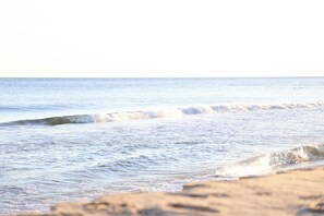 Plage à proximité, chaises longues, serviettes de plage