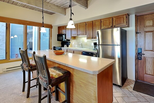 Private kitchen - 🌲Timberline A2A Deluxe 2-Bedroom ~Hot Tub~Pool~WiFi~Ski-in/out~Local Shuttle🌲 (Snowmass Village)