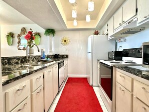 Frigorífico, microondas, horno y placa de cocina