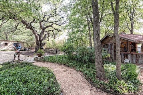 Nestled next to one of the nation’s largest inner-city parks,The Cottate in Cameron Park