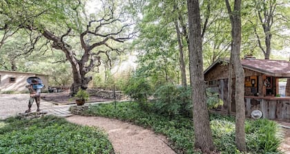 Nestled next to one of the nation’s largest inner-city parks,The Cottate in Cameron Park