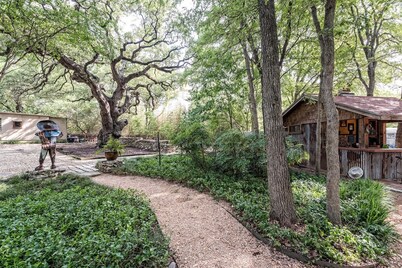 Nestled next to one of the nation’s largest inner-city parks,The Cottate in Cameron Park