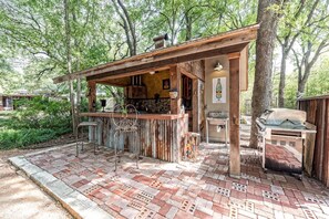 Outdoor dining - Nestled next to one of the nation’s largest inner-city parks,The Cottate in Cameron Park (Waco)