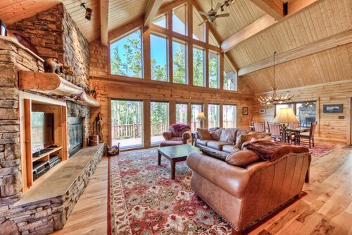 Lovely Lodge with close Ski Access! Home Theater! Hot Tub!