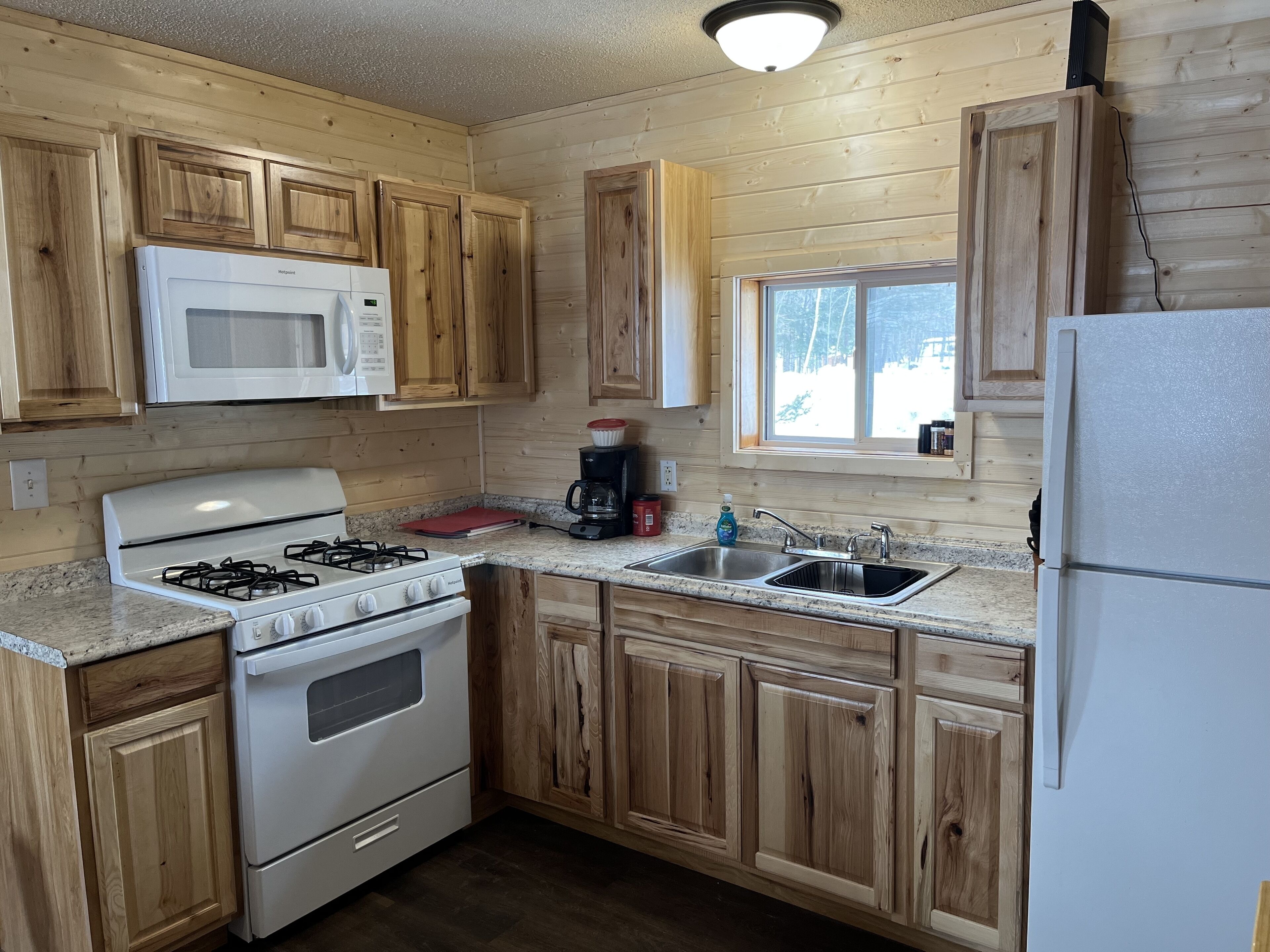 2 bedroom pet friendly cabin on beautiful lakefront property