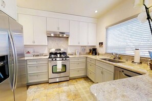 ثلاجة، ميكروويف، فرن، موقد طهي مسطح