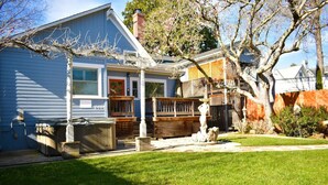 A house with a covered porch, a small garden, and a wooden deck. - Beautiful Magnolia House in Napa Valley! (Napa)