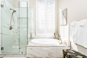 Bathtub, hair dryer, towels - 3 Bedroom, PGA West home, Private Pool & Spa, #063306 (La Quinta)
