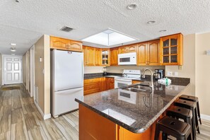 Jääkaappi, mikroaaltouuni, uuni, liesi