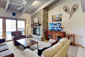 TV, fireplace, DVD player, video library - 🌲Timberline D3B Deluxe 1-Bedroom + Loft ~Hot Tub~Pool~WiFi~Ski-in/out~Local Shuttle🌲 (Snowmass Village)