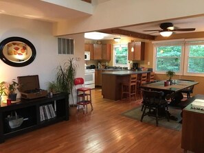 Fridge, microwave, oven, stovetop - Bedrooms 4, Bathrooms 2, Sleeps 8 (Linden)