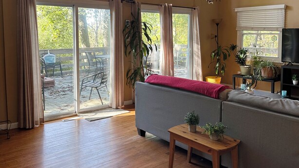 A spacious living room with a large sofa, a wooden coffee table, and a ceiling fan. - Bedrooms 4, Bathrooms 2, Sleeps 8 (Linden)