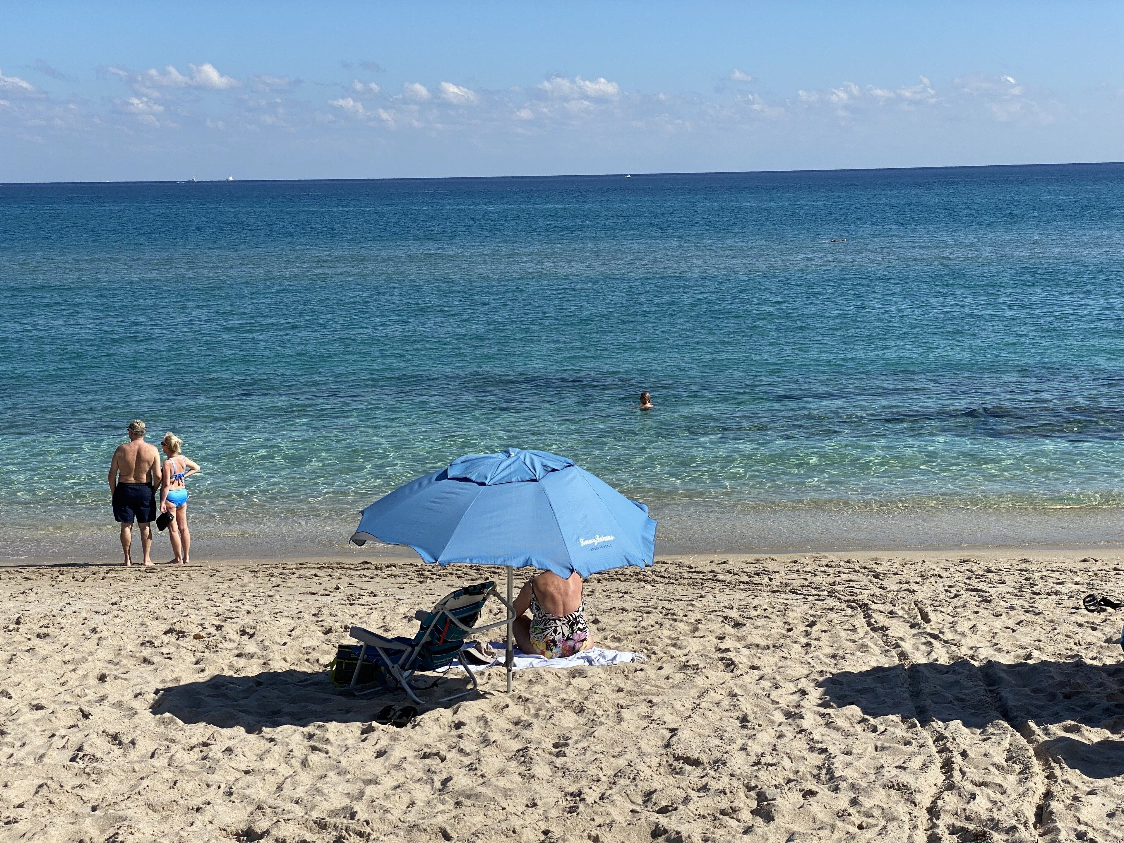 På stranden, solsenger og strandhåndklær