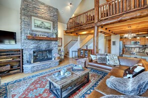 Una televisión, una chimenea, un reproductor de DVD