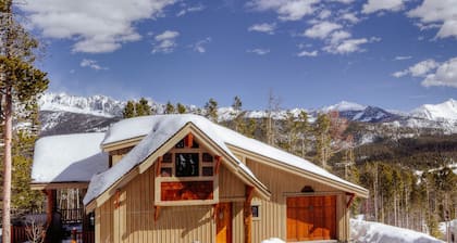 Ski-in, ski-out Moonlight Basin kotiin kylpytynnyri, ja tilava kannelle kuuluisa Big Sky näkemyksiä