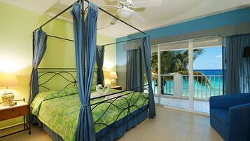 3 dormitorios, caja fuerte, escritorio y tabla de planchar con plancha