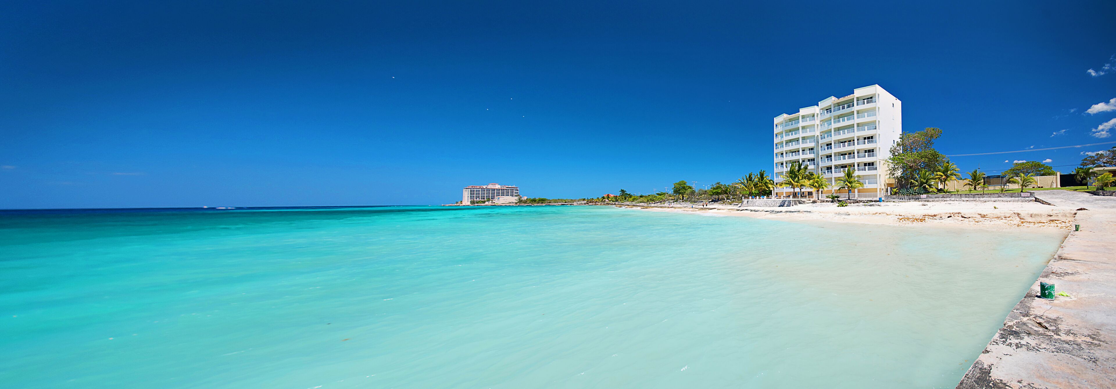 Beach nearby, sun-loungers, beach towels