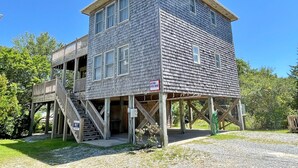 Un bâtiment en bois à deux étages, doté d’un balcon et d’un escalier menant à l’étage supérieur.