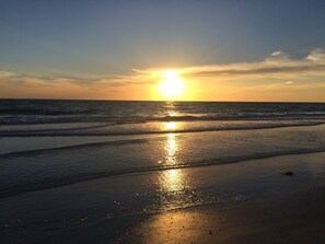 Beach nearby, sun-loungers, beach towels