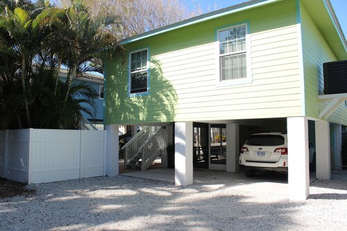 SUGAR REEF "B" One Minute Walk to the Beach!