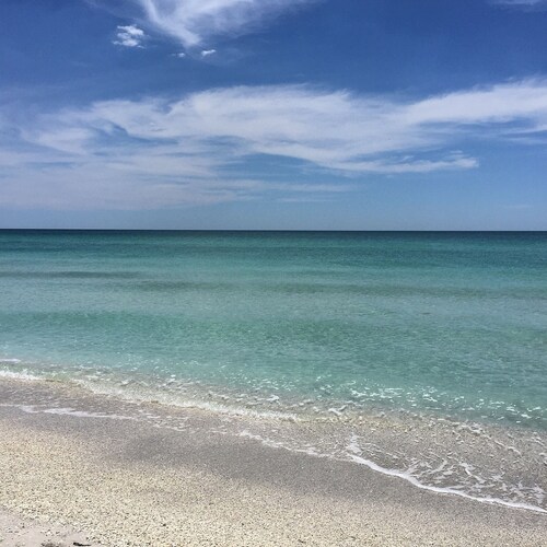 SUGAR REEF "B" One Minute Walk to the Beach!