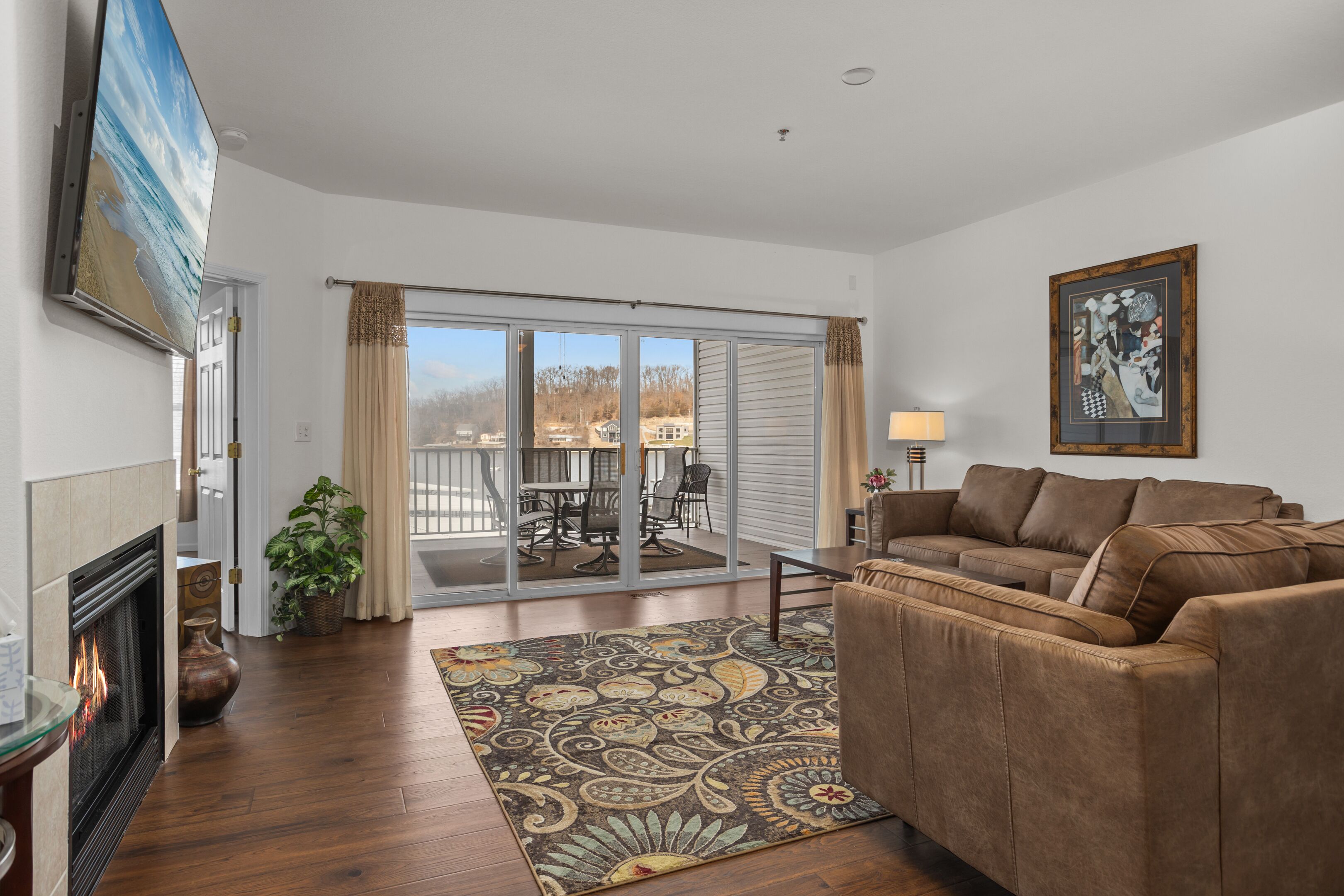 平板电视、壁炉、DVD 播放器、桌上足球