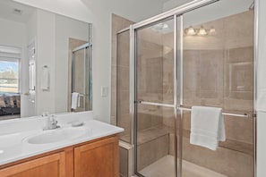 Ensemble baignoire-douche, serviettes fournies