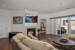 Flat-screen TV, fireplace, DVD player, table football - Newport 107-Four bedroom, waterfront condo located in Lake Ozark! (Lake Ozark)