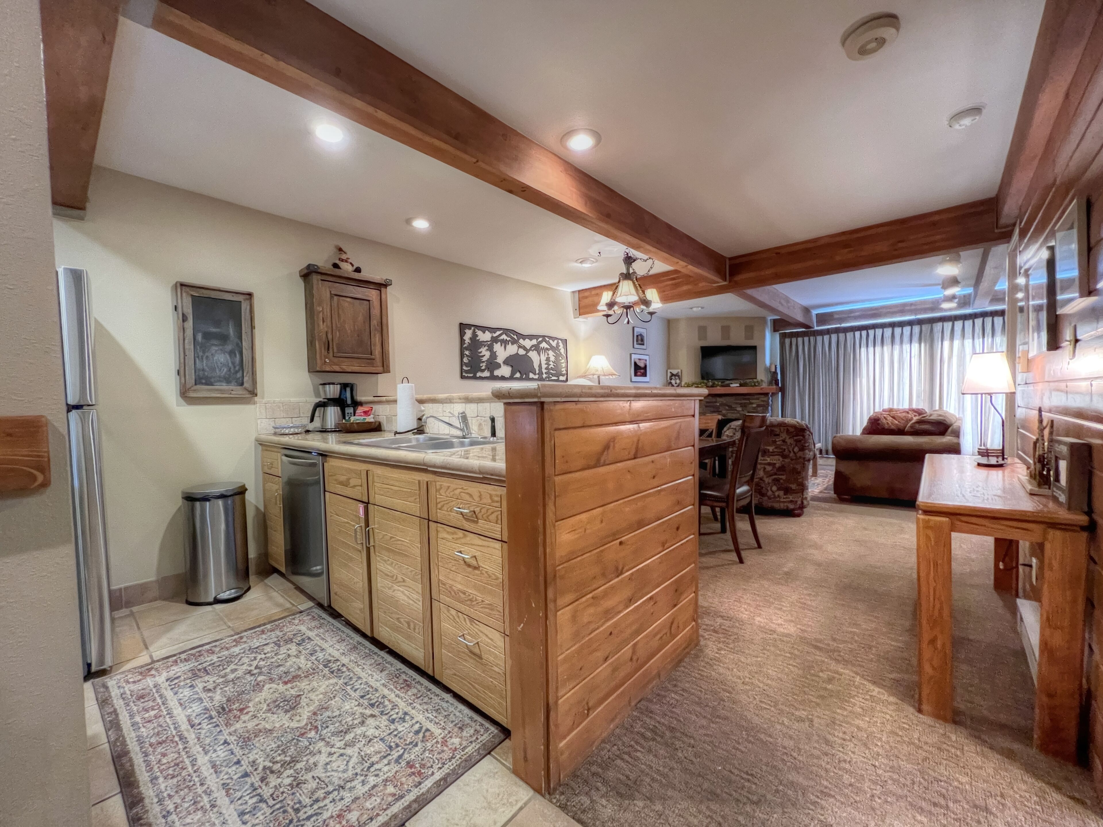 Comfortable Condo close to Slopes with a Hot Tub!