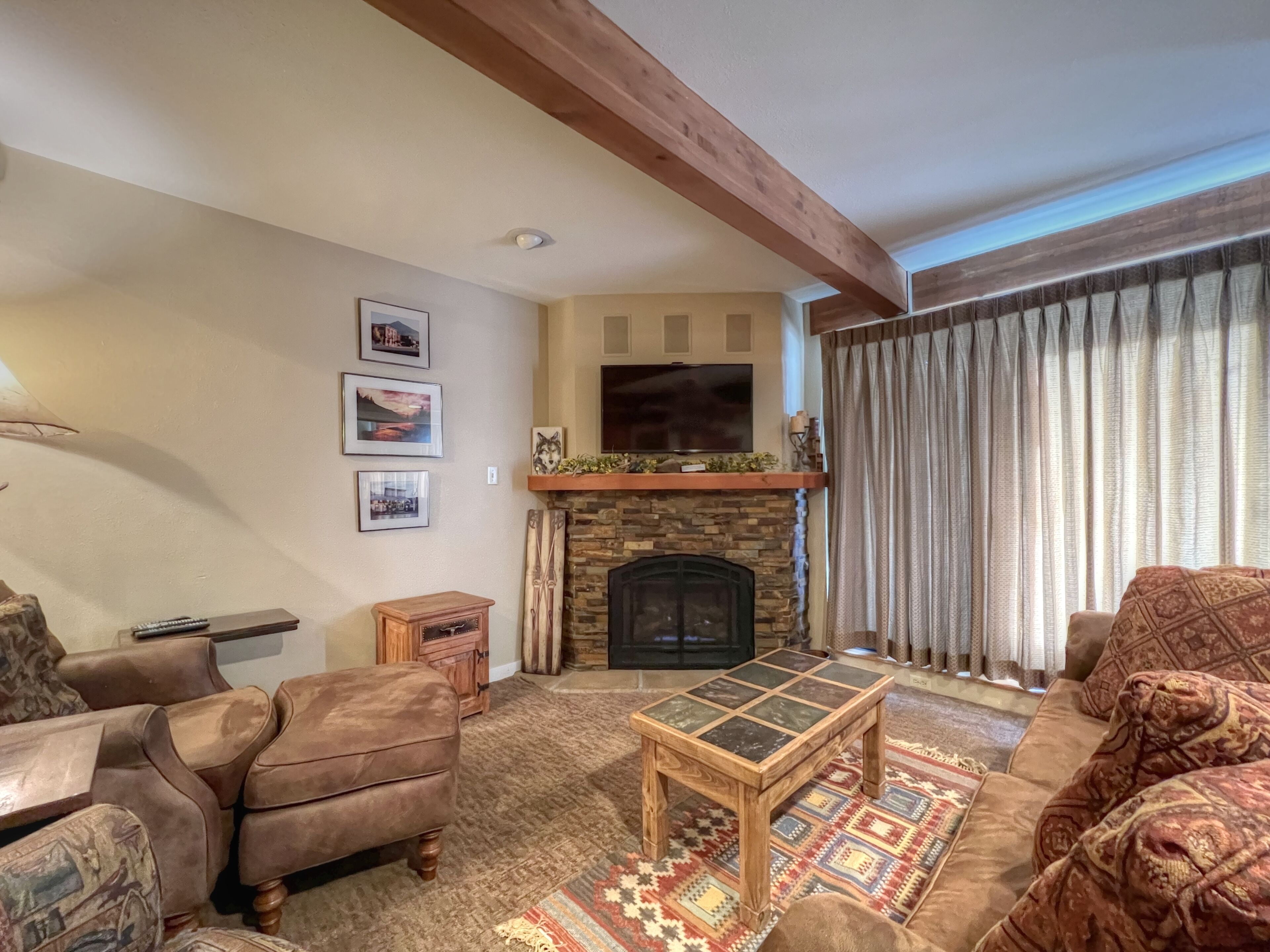 Comfortable Condo close to Slopes with a Hot Tub!
