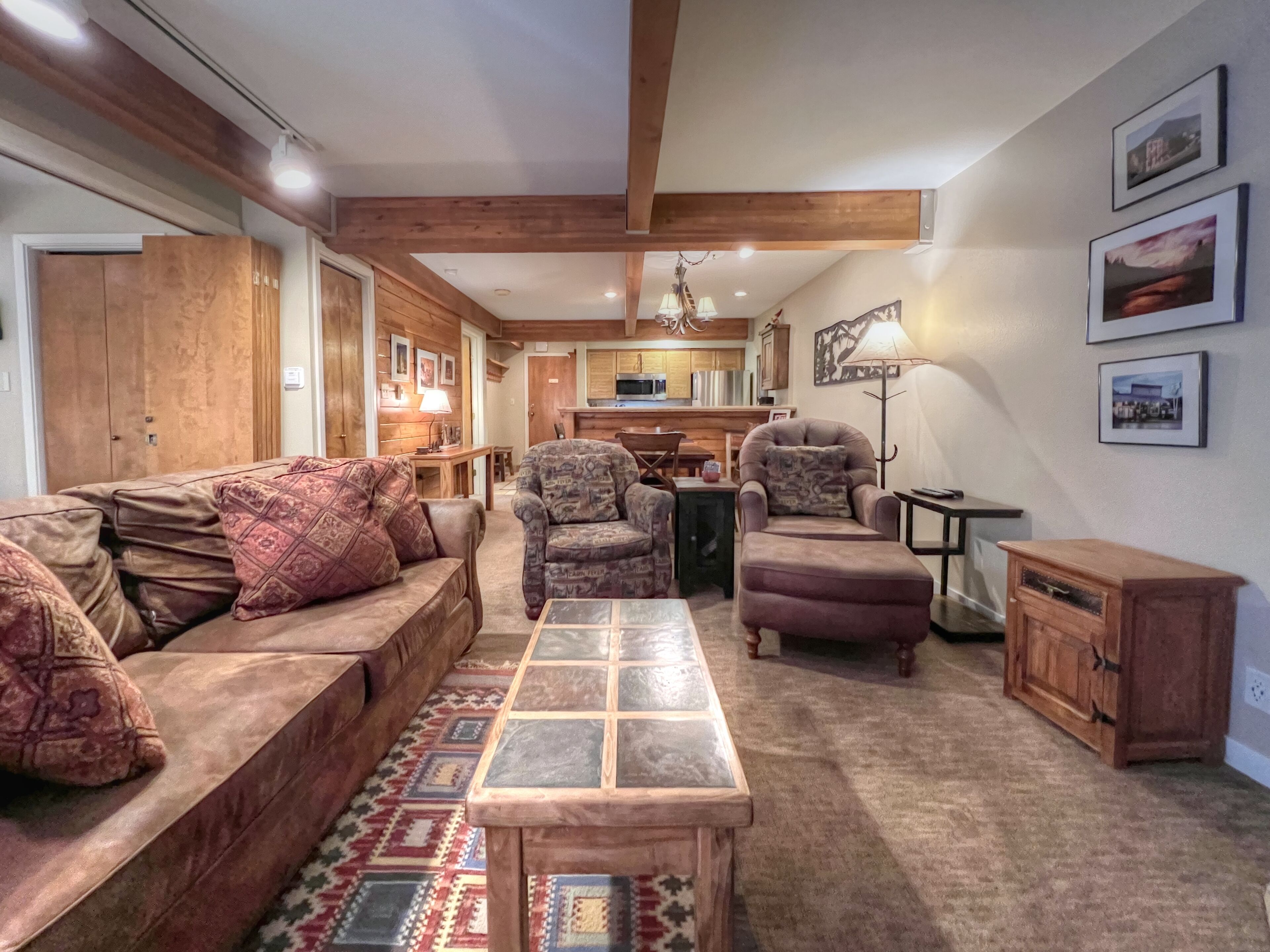 Comfortable Condo close to Slopes with a Hot Tub!