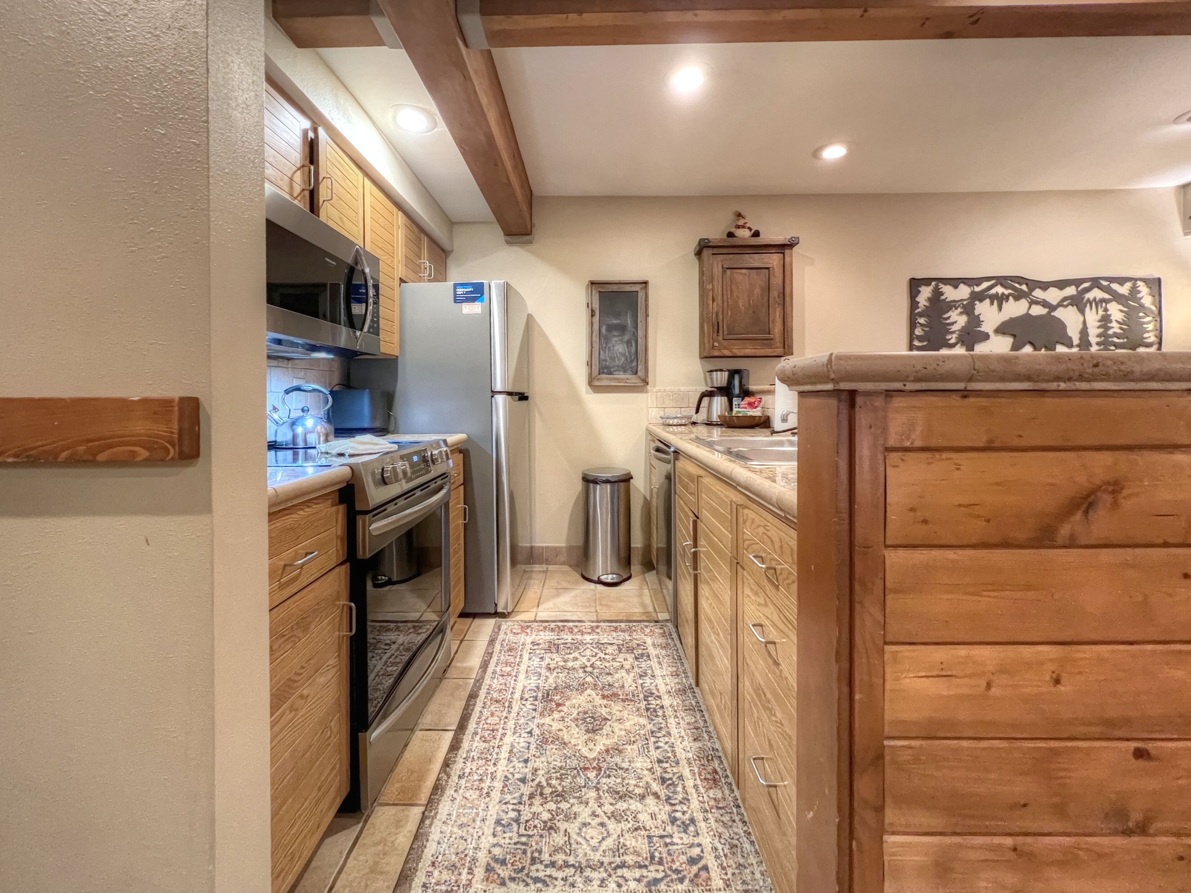 Comfortable Condo close to Slopes with a Hot Tub!